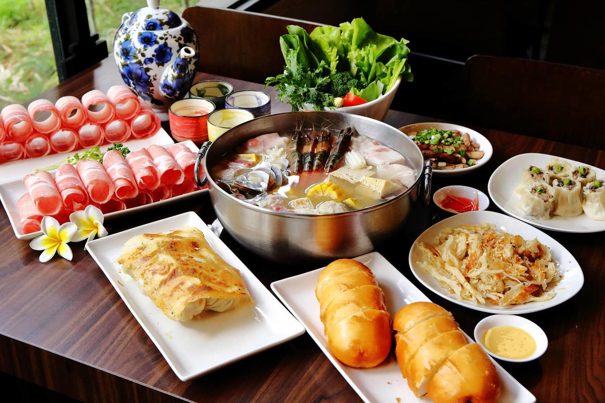 【食。台中】黃金張老甕東北酸菜鍋〜超人氣酸菜白肉鍋!雙人套餐、超值優惠,道地的東北口味,零負評!