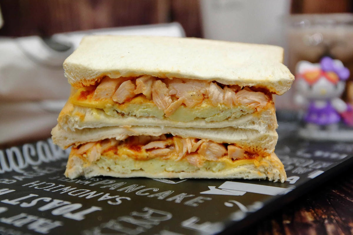 【食。中和】EVERYDAY CAFE廟口店〜現做吐司專賣。美好的早餐從這裡開始,爆量內餡每一口都大滿足!