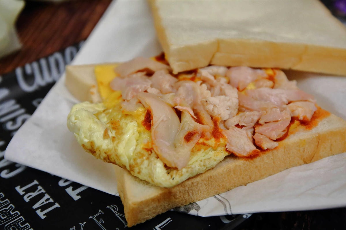 【食。中和】EVERYDAY CAFE廟口店〜現做吐司專賣。美好的早餐從這裡開始,爆量內餡每一口都大滿足!