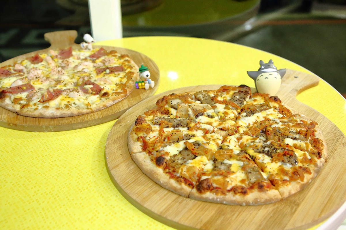 【食。三重】林太太手工石烤披薩貳號店-三重店〜蘆洲人氣PIZZA開來三重啦!還有「隱藏美食」 炸雞、泡泡冰,不管等多久就是要吃到!