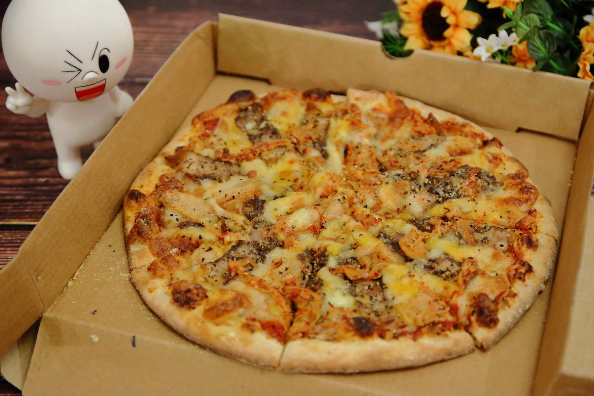 【食。三重】林太太手工石烤披薩貳號店-三重店〜蘆洲人氣PIZZA開來三重啦!還有「隱藏美食」 炸雞、泡泡冰,不管等多久就是要吃到!