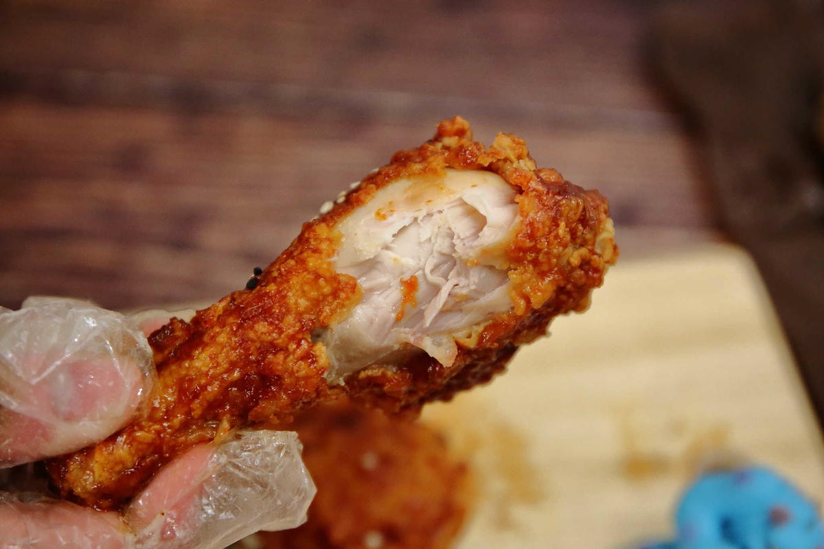 【食。三重】林太太手工石烤披薩貳號店-三重店〜蘆洲人氣PIZZA開來三重啦!還有「隱藏美食」 炸雞、泡泡冰,不管等多久就是要吃到!