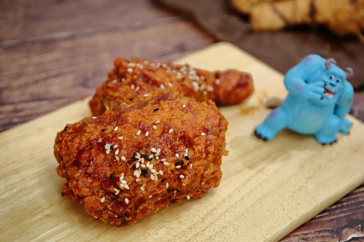 【食。三重】林太太手工石烤披薩貳號店-三重店〜蘆洲人氣PIZZA開來三重啦!還有「隱藏美食」 炸雞、泡泡冰,不管等多久就是要吃到!