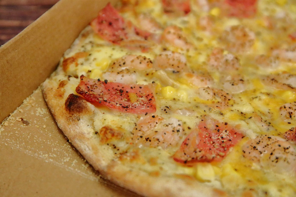 【食。三重】林太太手工石烤披薩貳號店-三重店〜蘆洲人氣PIZZA開來三重啦!還有「隱藏美食」 炸雞、泡泡冰,不管等多久就是要吃到!