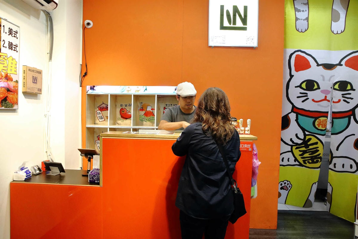 【食。三重】林太太手工石烤披薩貳號店-三重店〜蘆洲人氣PIZZA開來三重啦!還有「隱藏美食」 炸雞、泡泡冰,不管等多久就是要吃到!