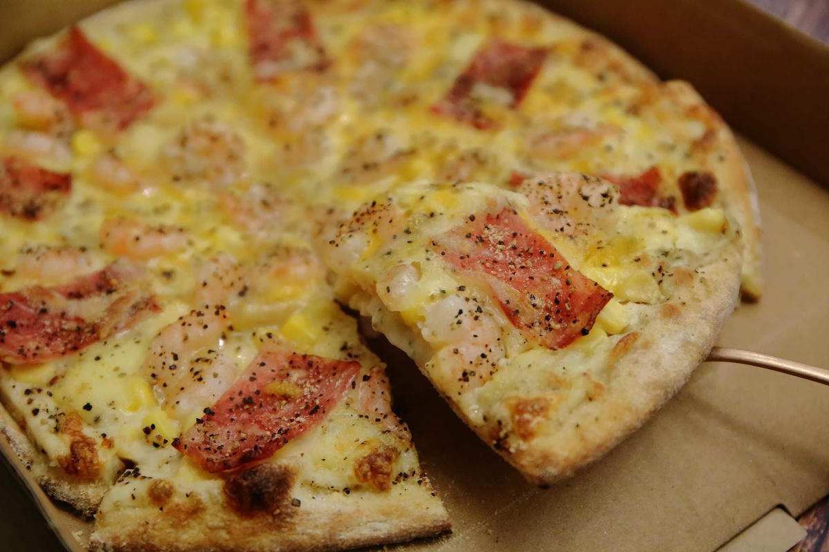 【食。三重】林太太手工石烤披薩貳號店-三重店〜蘆洲人氣PIZZA開來三重啦!還有「隱藏美食」 炸雞、泡泡冰,不管等多久就是要吃到!