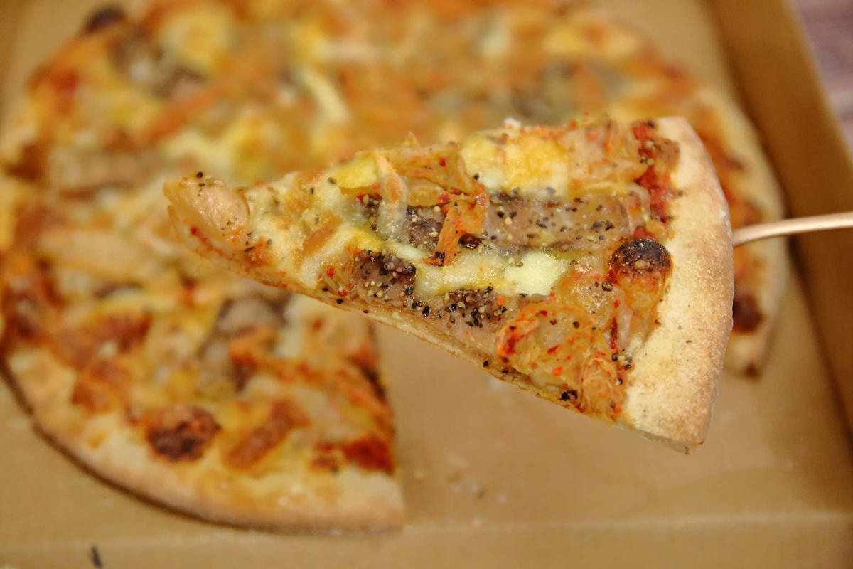 【食。三重】林太太手工石烤披薩貳號店-三重店〜蘆洲人氣PIZZA開來三重啦!還有「隱藏美食」 炸雞、泡泡冰,不管等多久就是要吃到!