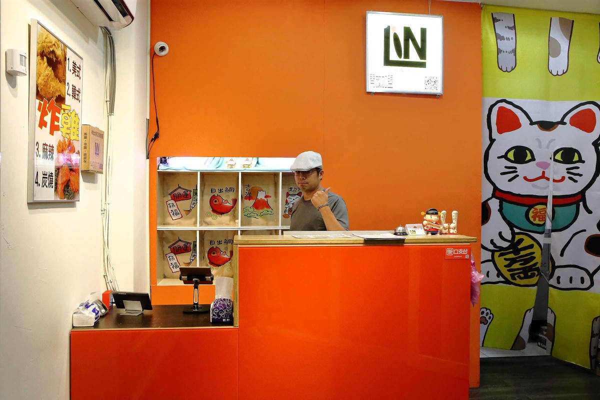 【食。三重】林太太手工石烤披薩貳號店-三重店〜蘆洲人氣PIZZA開來三重啦!還有「隱藏美食」 炸雞、泡泡冰,不管等多久就是要吃到!