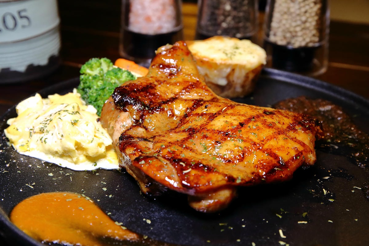 【食。板橋】究極上火焰炙燒牛排〜肉食控必訪!美式工業風,平價老饕級牛排,意猶未盡的好滋味