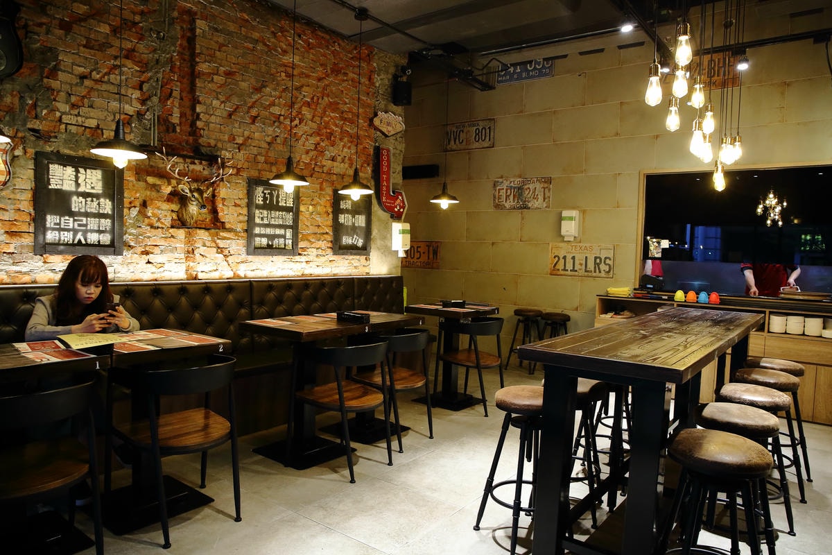 【食。板橋】究極上火焰炙燒牛排〜肉食控必訪!美式工業風,平價老饕級牛排,意猶未盡的好滋味