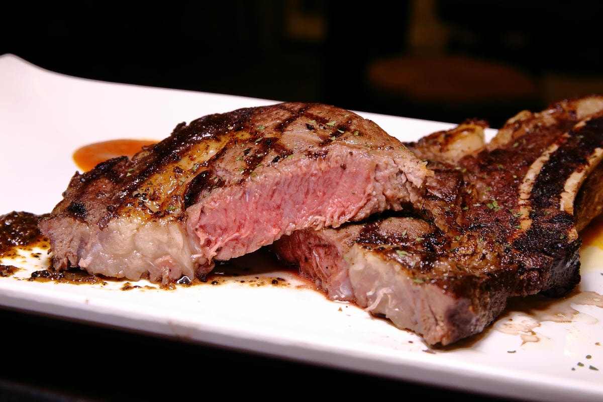 【食。板橋】究極上火焰炙燒牛排〜肉食控必訪!美式工業風,平價老饕級牛排,意猶未盡的好滋味