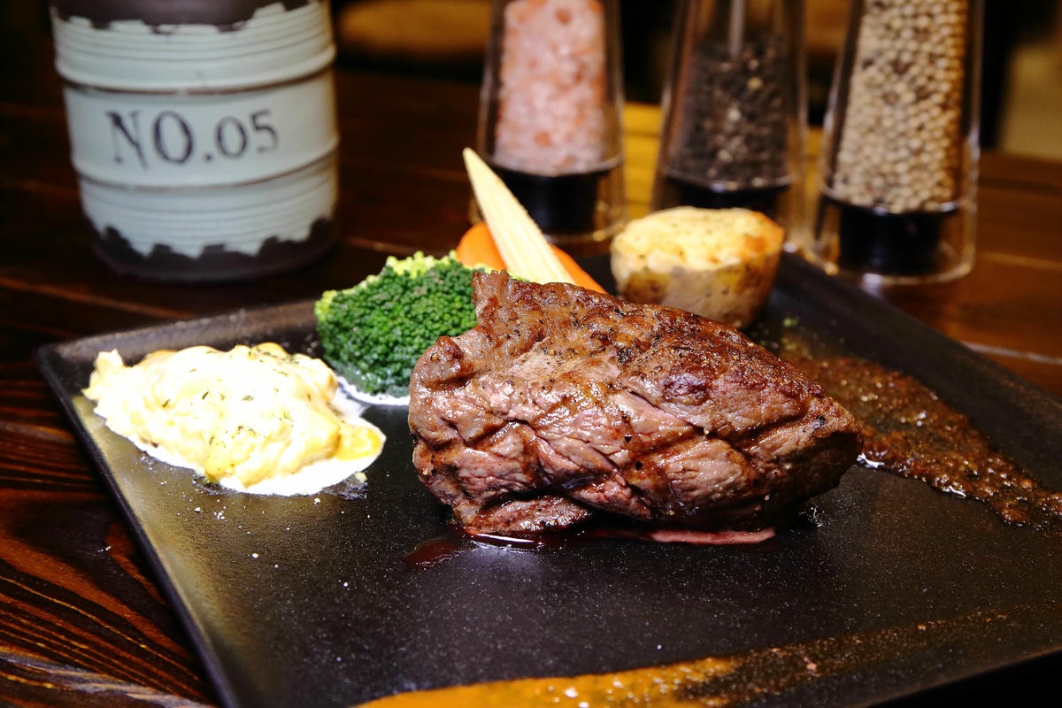【食。板橋】究極上火焰炙燒牛排〜肉食控必訪!美式工業風,平價老饕級牛排,意猶未盡的好滋味