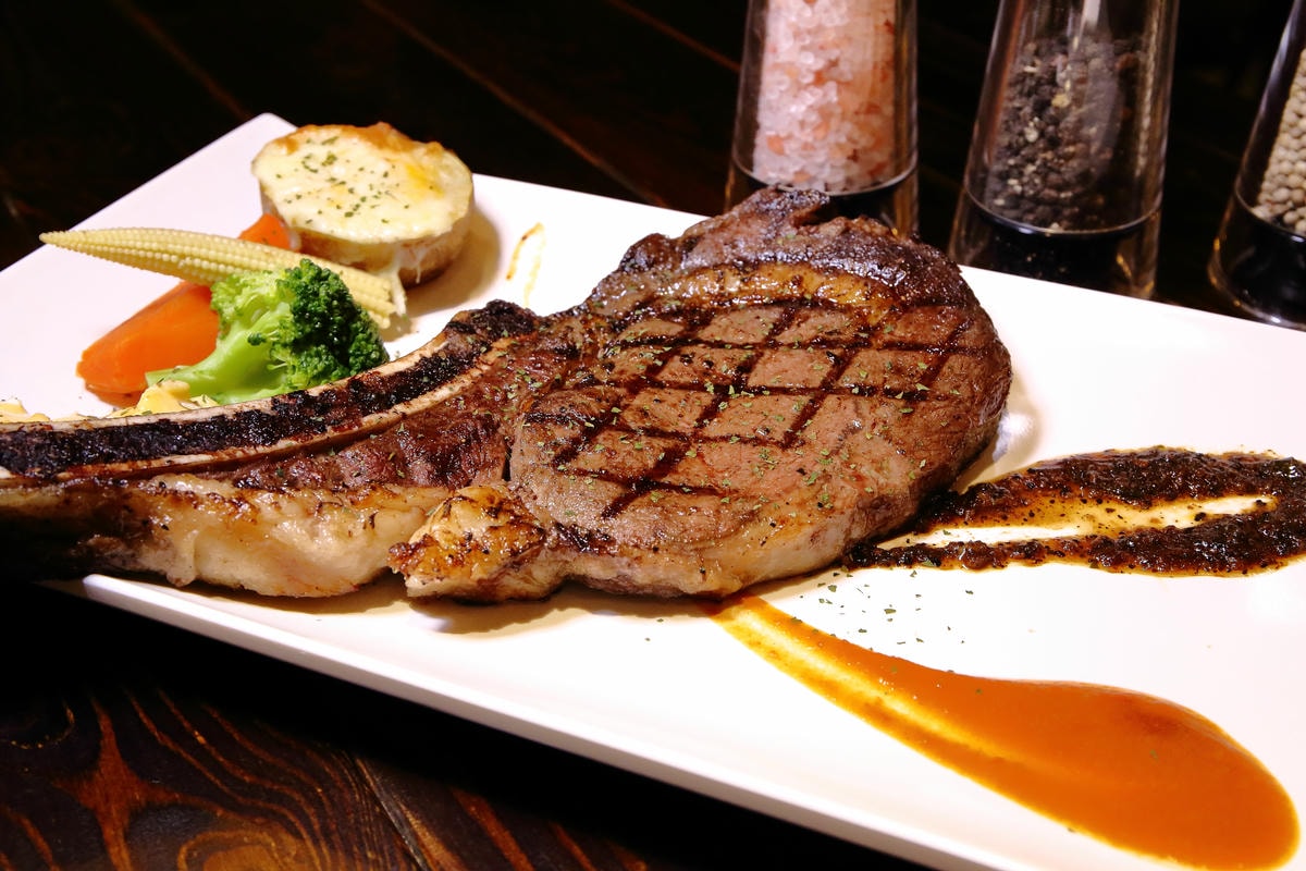 【食。板橋】究極上火焰炙燒牛排〜肉食控必訪!美式工業風,平價老饕級牛排,意猶未盡的好滋味