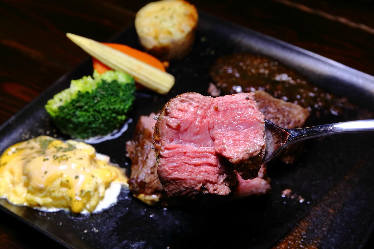 【食。板橋】究極上火焰炙燒牛排〜肉食控必訪!美式工業風,平價老饕級牛排,意猶未盡的好滋味