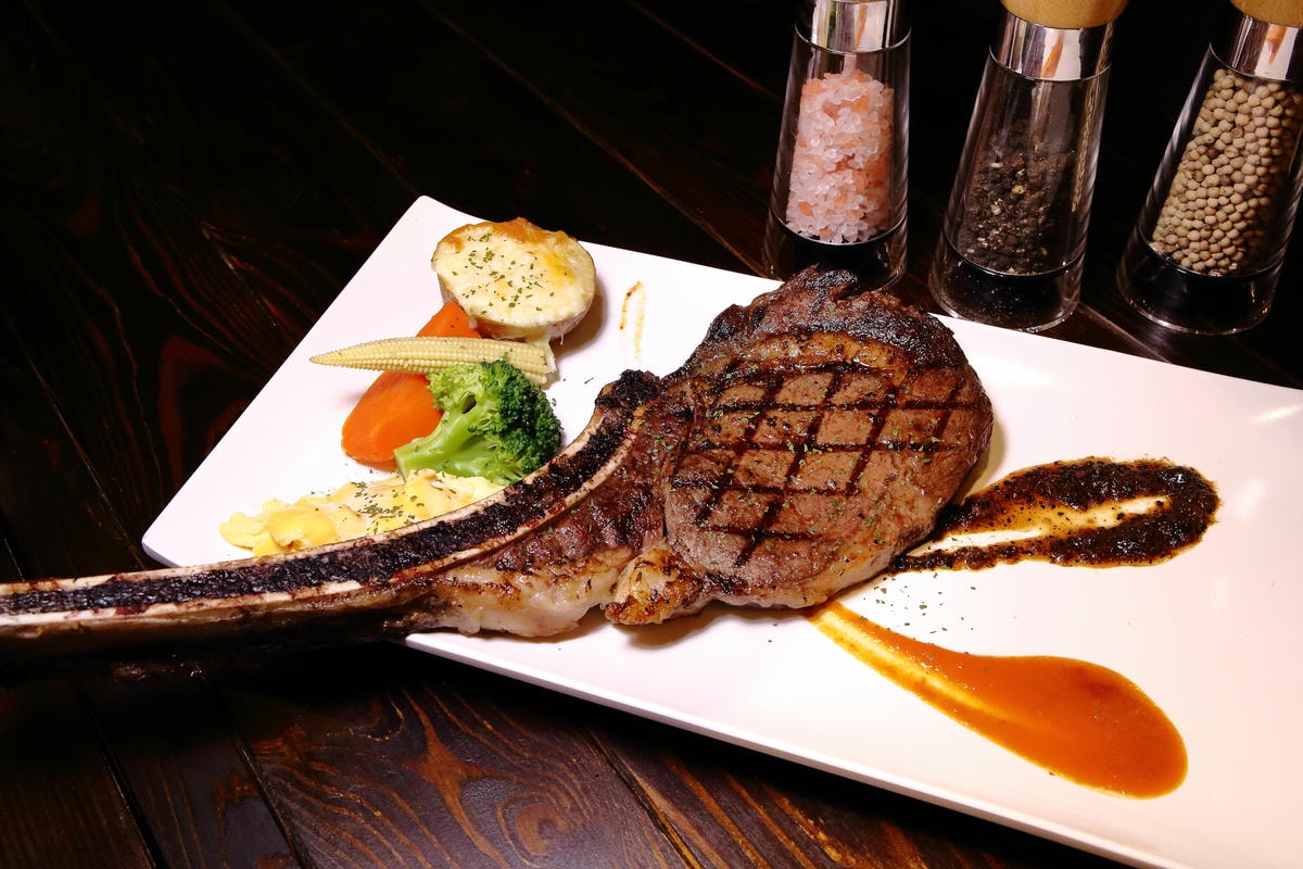 【食。板橋】究極上火焰炙燒牛排〜肉食控必訪!美式工業風,平價老饕級牛排,意猶未盡的好滋味