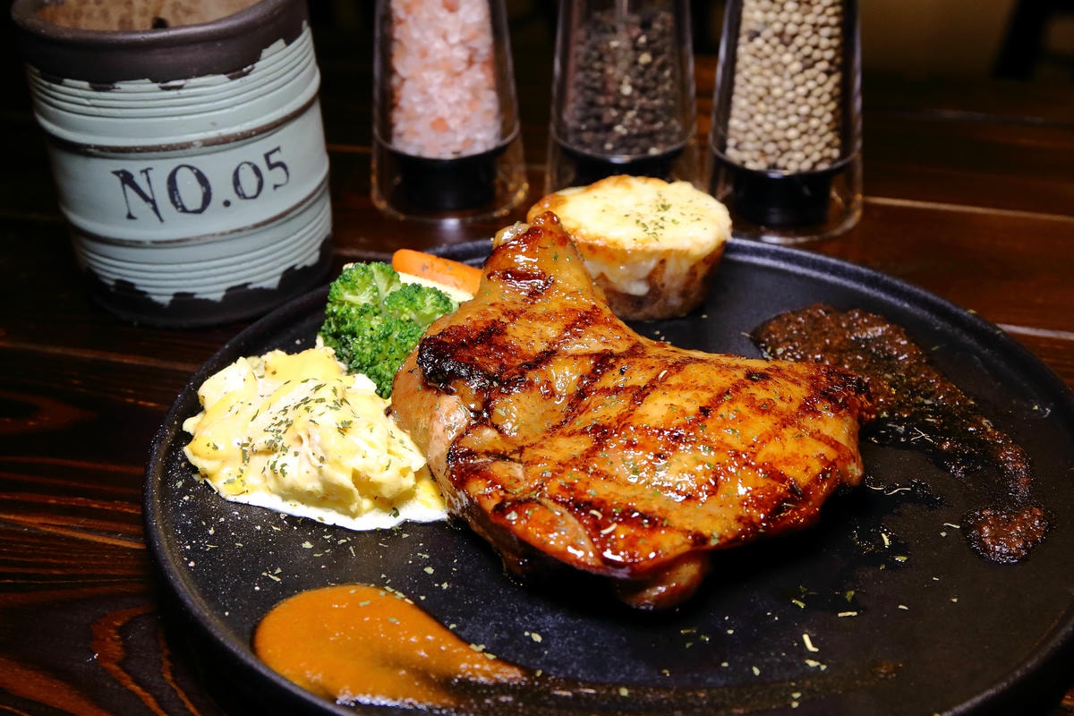 【食。板橋】究極上火焰炙燒牛排〜肉食控必訪!美式工業風,平價老饕級牛排,意猶未盡的好滋味