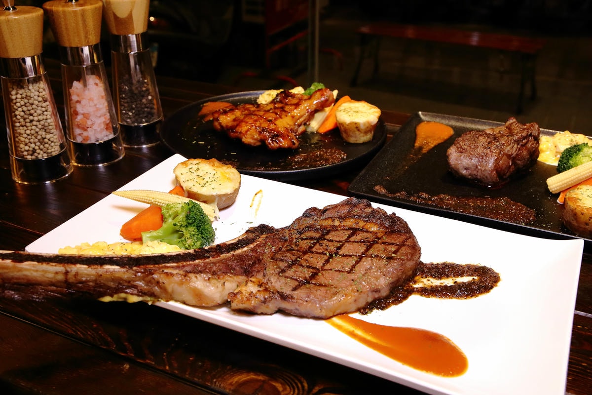 【食。板橋】究極上火焰炙燒牛排〜肉食控必訪!美式工業風,平價老饕級牛排,意猶未盡的好滋味