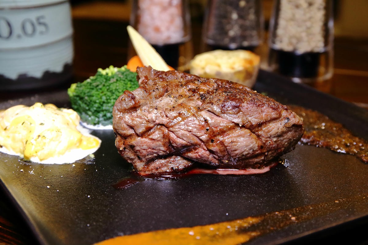 【食。板橋】究極上火焰炙燒牛排〜肉食控必訪!美式工業風,平價老饕級牛排,意猶未盡的好滋味