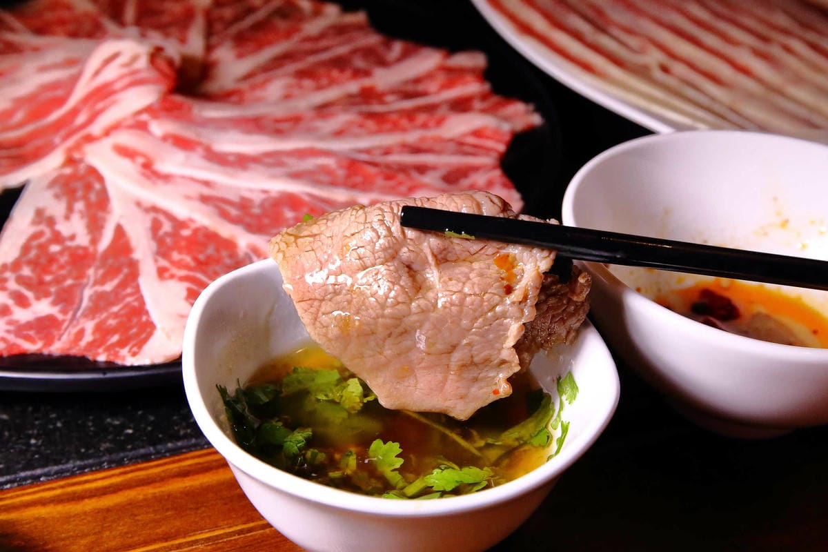 【食。板橋】東華川府重慶老火鍋〜正宗傳統重慶麻辣火鍋。重慶老師傅秘製鍋底，湯底麻、辣、鮮、香，怕辣的也敢吃！