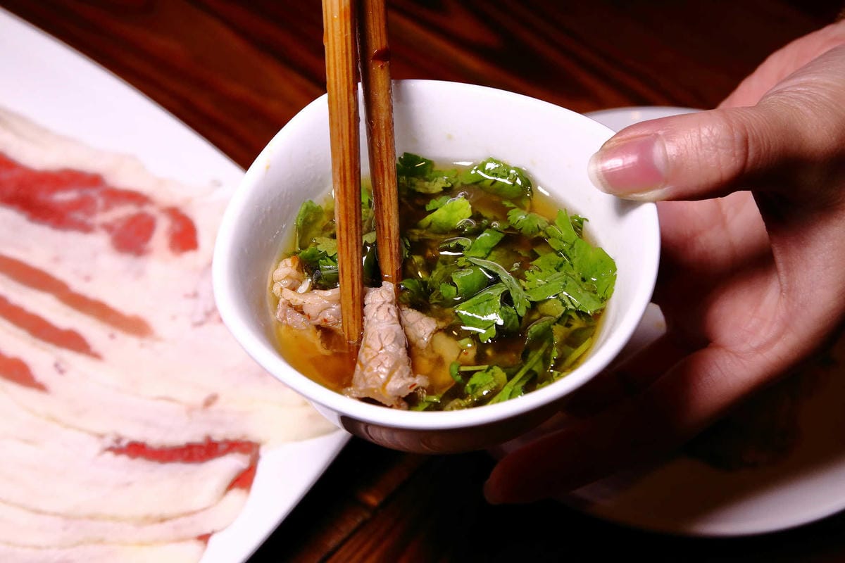 【食。板橋】東華川府重慶老火鍋〜正宗傳統重慶麻辣火鍋。重慶老師傅秘製鍋底，湯底麻、辣、鮮、香，怕辣的也敢吃！