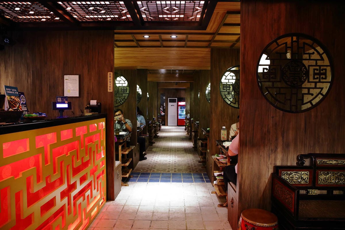 【食。板橋】東華川府重慶老火鍋〜正宗傳統重慶麻辣火鍋。重慶老師傅秘製鍋底，湯底麻、辣、鮮、香，怕辣的也敢吃！