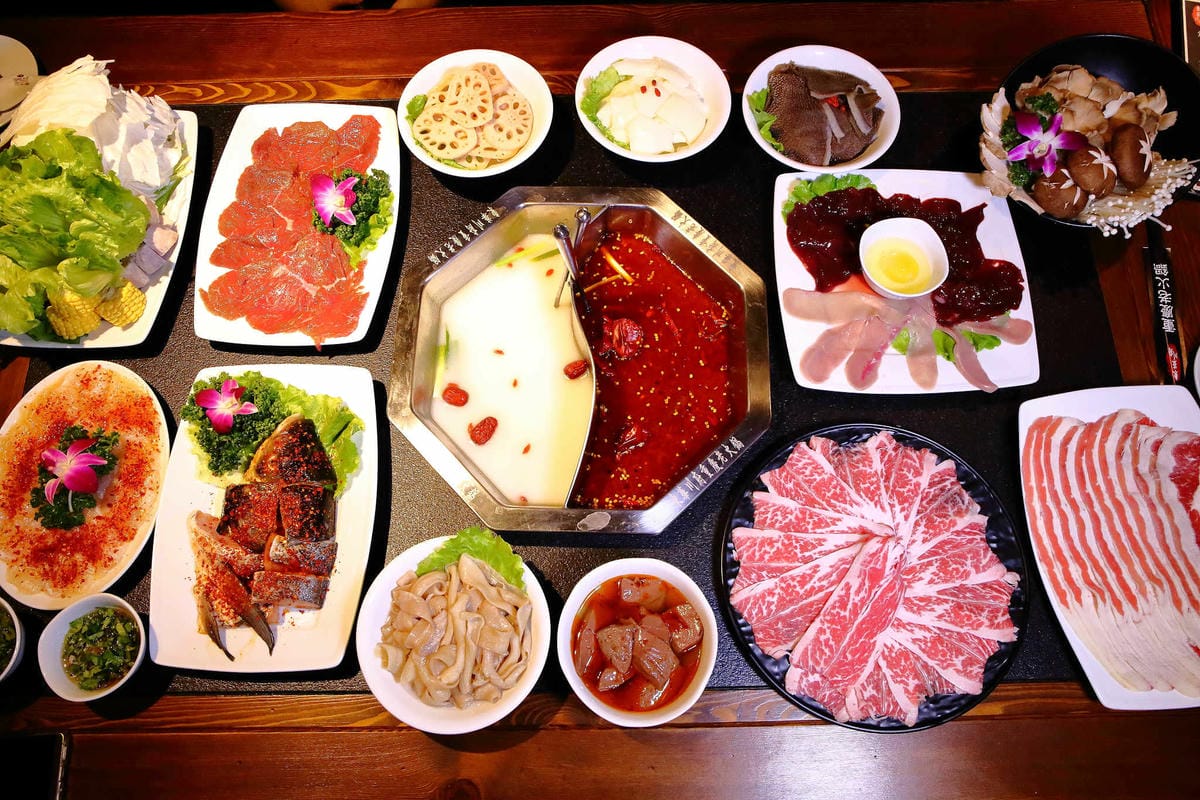 【食。板橋】東華川府重慶老火鍋〜正宗傳統重慶麻辣火鍋。重慶老師傅秘製鍋底，湯底麻、辣、鮮、香，怕辣的也敢吃！