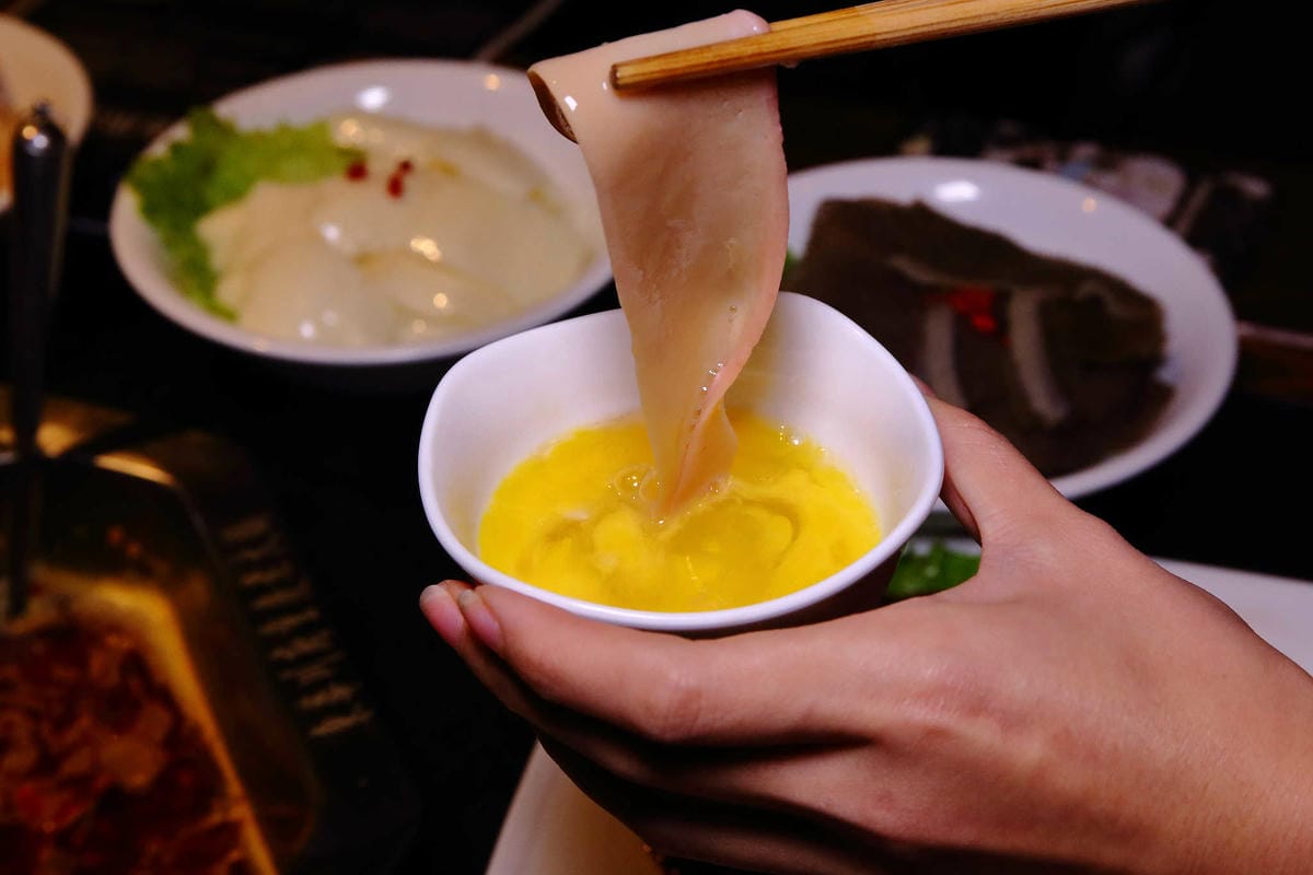 【食。板橋】東華川府重慶老火鍋〜正宗傳統重慶麻辣火鍋。重慶老師傅秘製鍋底，湯底麻、辣、鮮、香，怕辣的也敢吃！