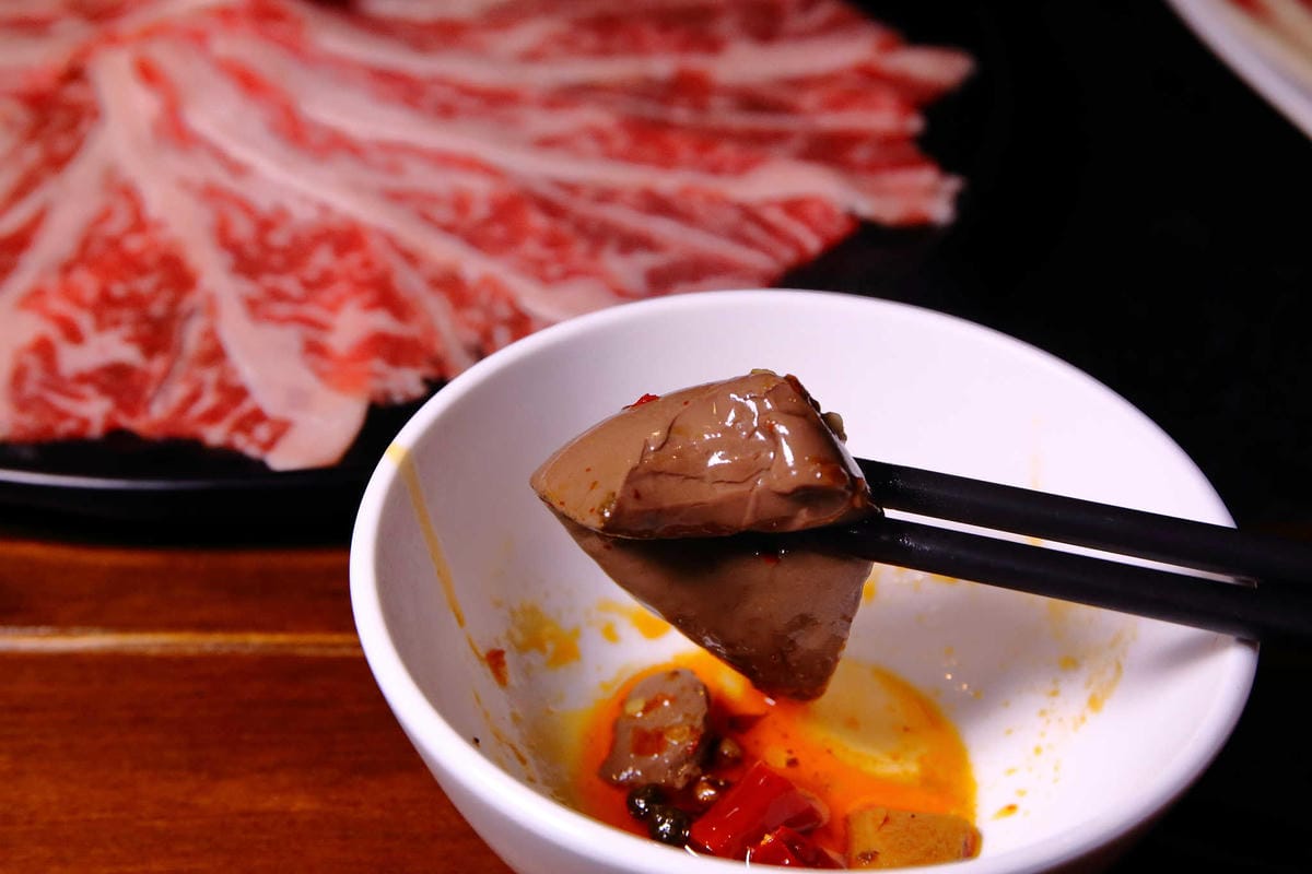 【食。板橋】東華川府重慶老火鍋〜正宗傳統重慶麻辣火鍋。重慶老師傅秘製鍋底，湯底麻、辣、鮮、香，怕辣的也敢吃！