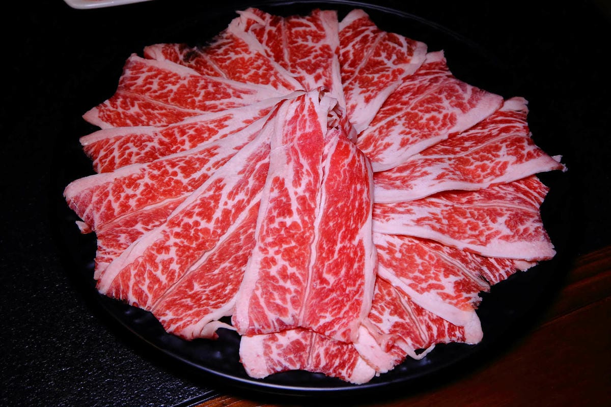 【食。板橋】東華川府重慶老火鍋〜正宗傳統重慶麻辣火鍋。重慶老師傅秘製鍋底，湯底麻、辣、鮮、香，怕辣的也敢吃！