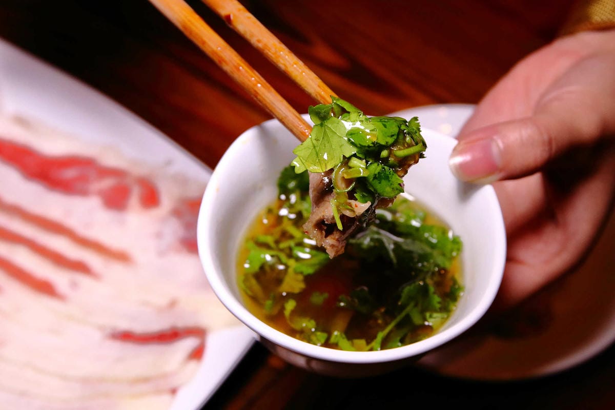 【食。板橋】東華川府重慶老火鍋〜正宗傳統重慶麻辣火鍋。重慶老師傅秘製鍋底，湯底麻、辣、鮮、香，怕辣的也敢吃！