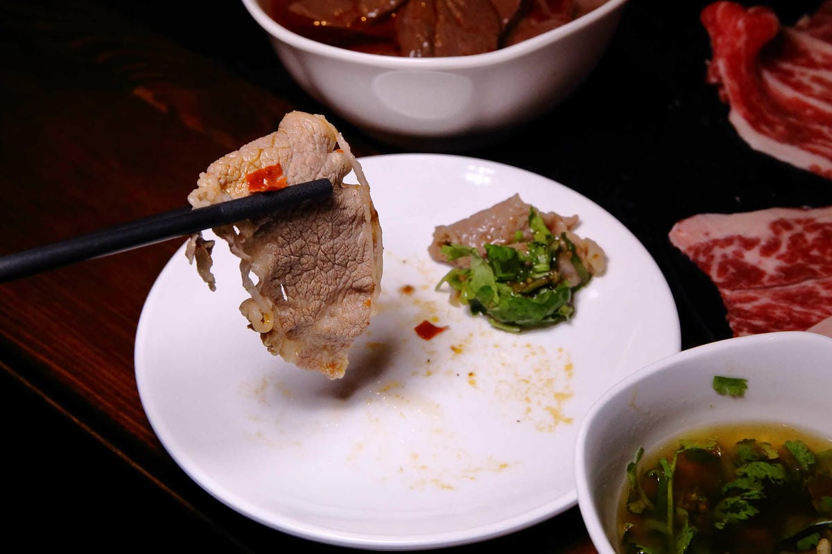 【食。板橋】東華川府重慶老火鍋〜正宗傳統重慶麻辣火鍋。重慶老師傅秘製鍋底，湯底麻、辣、鮮、香，怕辣的也敢吃！