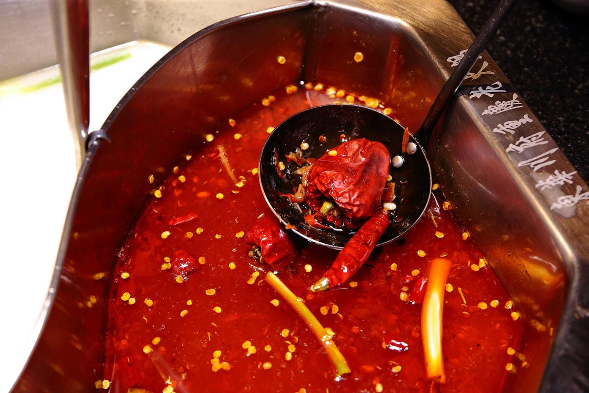 【食。板橋】東華川府重慶老火鍋〜正宗傳統重慶麻辣火鍋。重慶老師傅秘製鍋底，湯底麻、辣、鮮、香，怕辣的也敢吃！