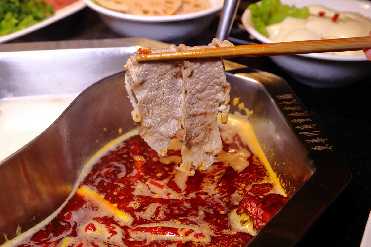 【食。板橋】東華川府重慶老火鍋〜正宗傳統重慶麻辣火鍋。重慶老師傅秘製鍋底，湯底麻、辣、鮮、香，怕辣的也敢吃！