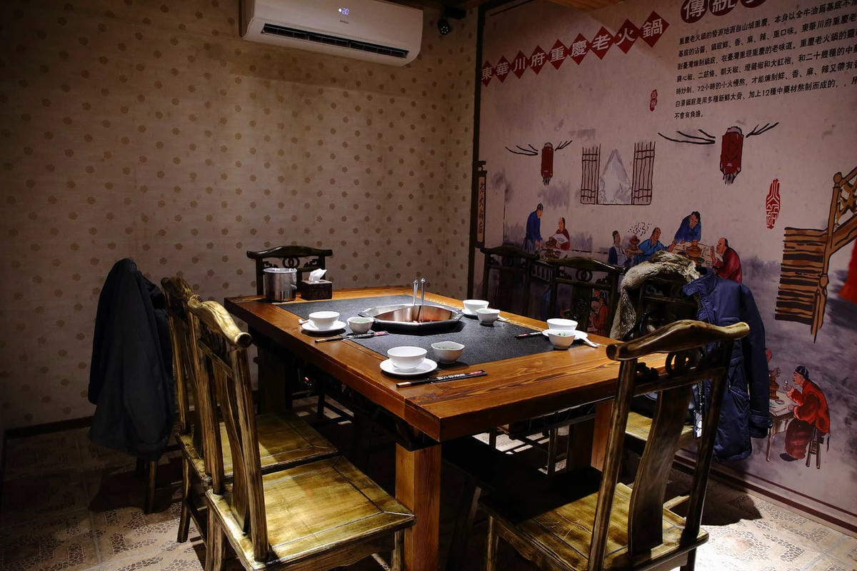 【食。板橋】東華川府重慶老火鍋〜正宗傳統重慶麻辣火鍋。重慶老師傅秘製鍋底，湯底麻、辣、鮮、香，怕辣的也敢吃！