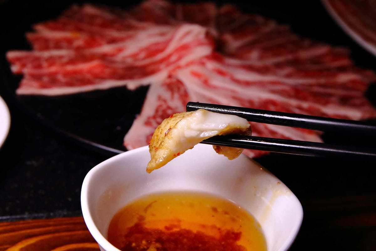 【食。板橋】東華川府重慶老火鍋〜正宗傳統重慶麻辣火鍋。重慶老師傅秘製鍋底，湯底麻、辣、鮮、香，怕辣的也敢吃！