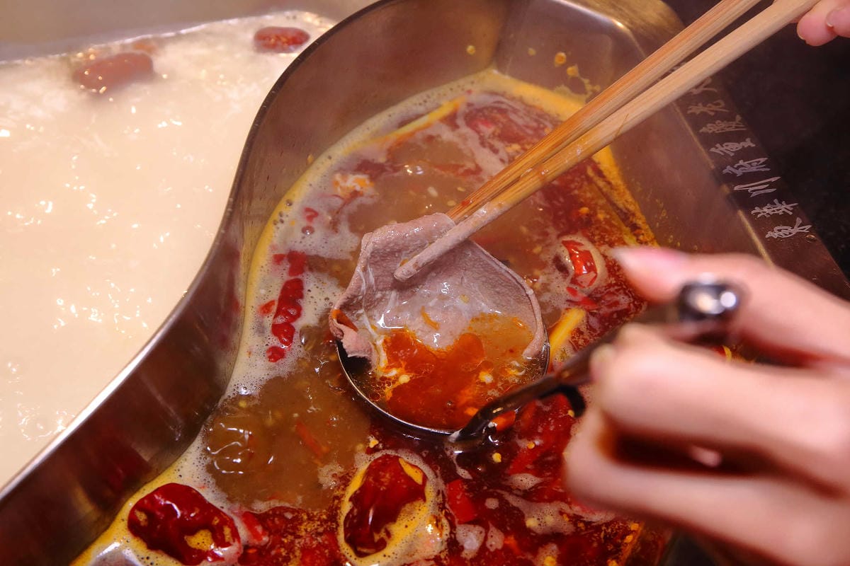 【食。板橋】東華川府重慶老火鍋〜正宗傳統重慶麻辣火鍋。重慶老師傅秘製鍋底，湯底麻、辣、鮮、香，怕辣的也敢吃！