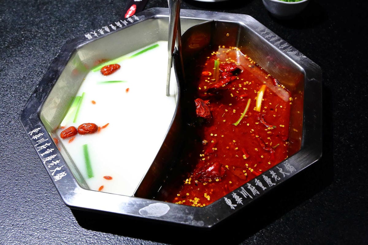 【食。板橋】東華川府重慶老火鍋〜正宗傳統重慶麻辣火鍋。重慶老師傅秘製鍋底，湯底麻、辣、鮮、香，怕辣的也敢吃！