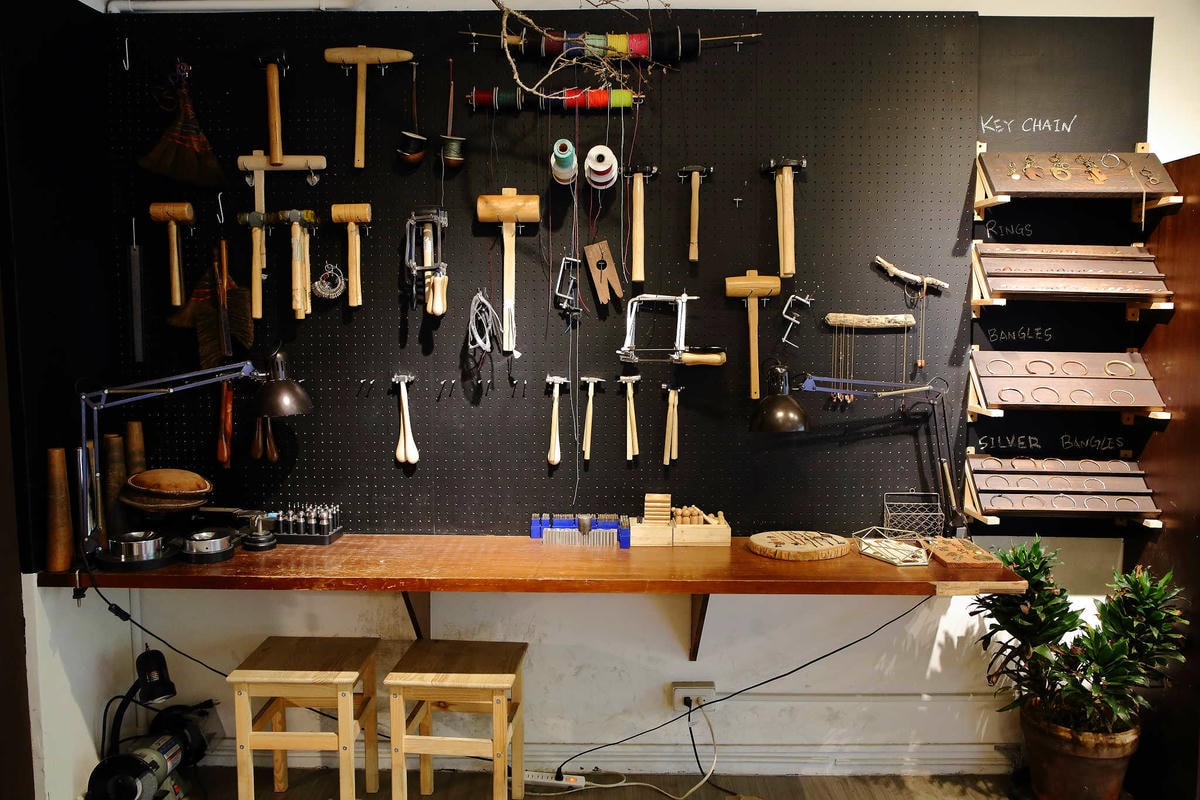 【台北親子手作DIY】以覺學 intzuition 金工實驗室〜當代金工首飾創作 / 手作教學 / 工藝設計選品。獨特的創作體驗,只屬於你的專屬皮件金工