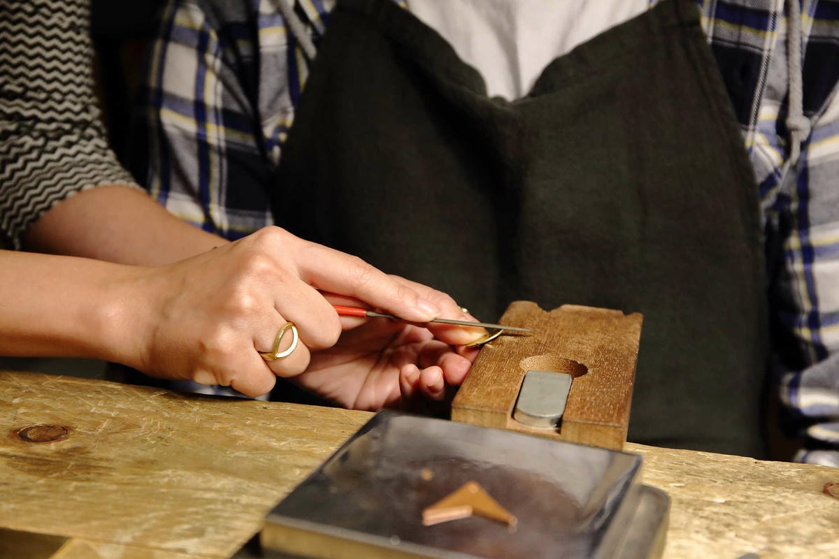 【台北親子手作DIY】以覺學 intzuition 金工實驗室〜當代金工首飾創作 / 手作教學 / 工藝設計選品。獨特的創作體驗,只屬於你的專屬皮件金工