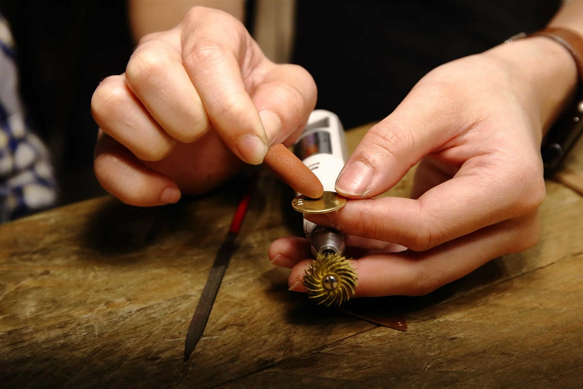 【台北親子手作DIY】以覺學 intzuition 金工實驗室〜當代金工首飾創作 / 手作教學 / 工藝設計選品。獨特的創作體驗,只屬於你的專屬皮件金工