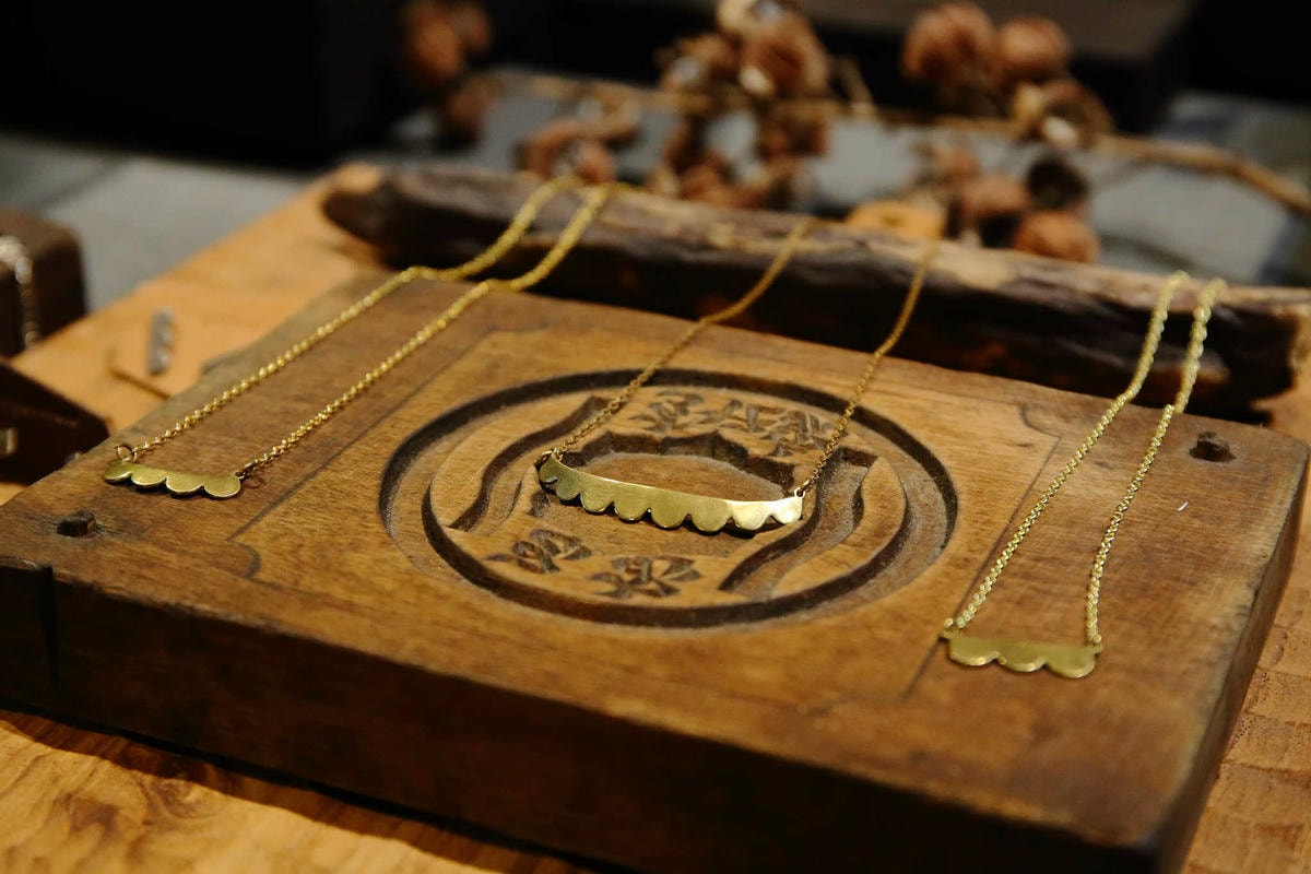 【台北親子手作DIY】以覺學 intzuition 金工實驗室〜當代金工首飾創作 / 手作教學 / 工藝設計選品。獨特的創作體驗,只屬於你的專屬皮件金工