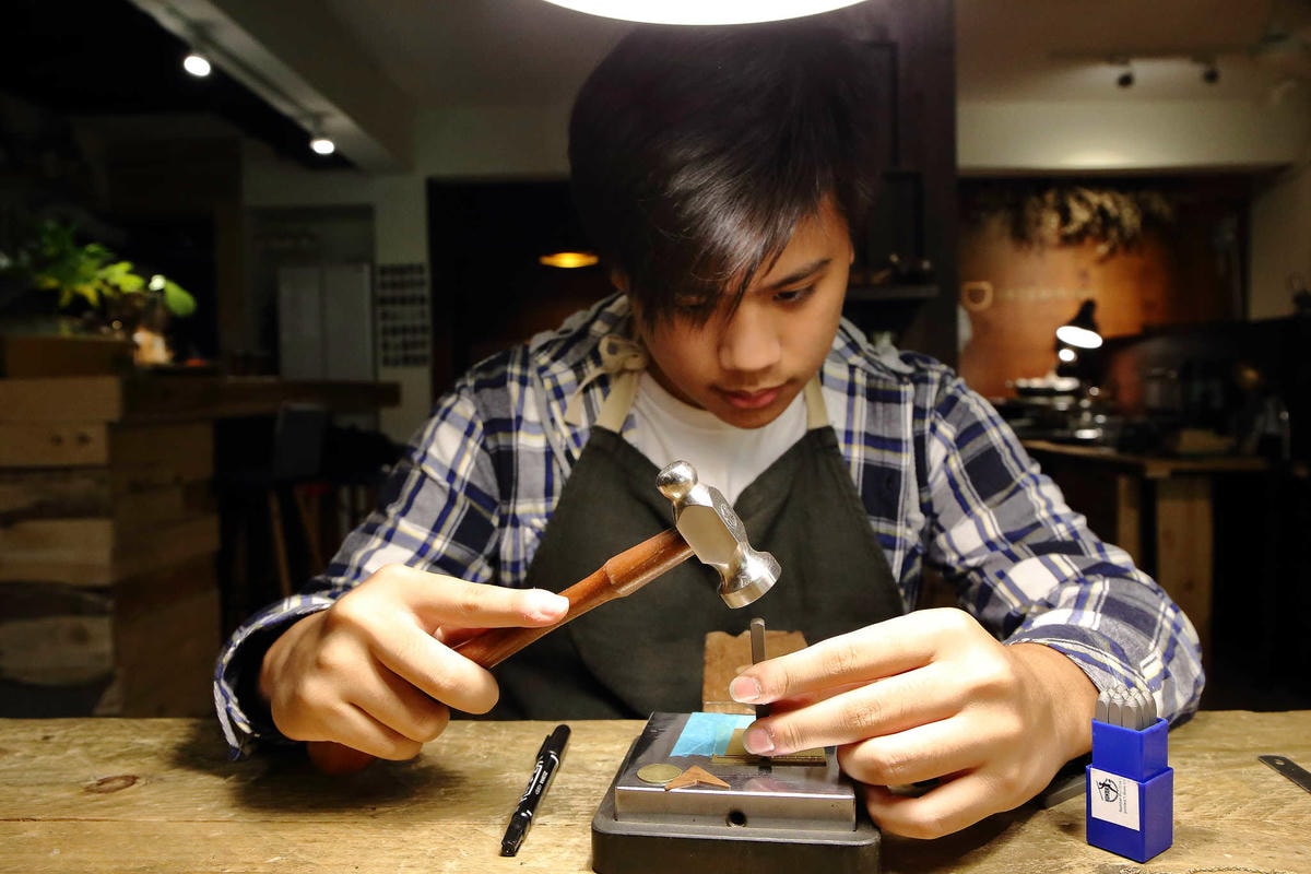 【台北親子手作DIY】以覺學 intzuition 金工實驗室〜當代金工首飾創作 / 手作教學 / 工藝設計選品。獨特的創作體驗,只屬於你的專屬皮件金工