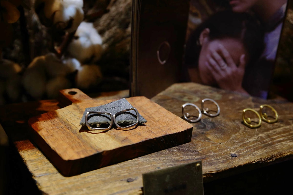 【台北親子手作DIY】以覺學 intzuition 金工實驗室〜當代金工首飾創作 / 手作教學 / 工藝設計選品。獨特的創作體驗,只屬於你的專屬皮件金工