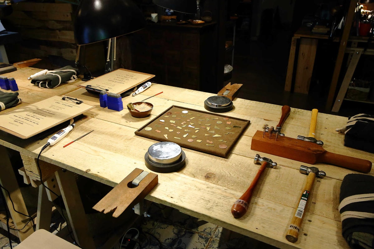 【台北親子手作DIY】以覺學 intzuition 金工實驗室〜當代金工首飾創作 / 手作教學 / 工藝設計選品。獨特的創作體驗,只屬於你的專屬皮件金工