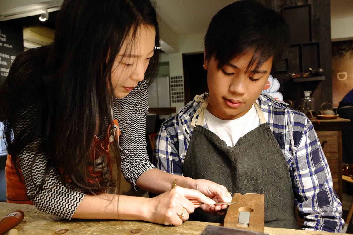 【台北親子手作DIY】以覺學 intzuition 金工實驗室〜當代金工首飾創作 / 手作教學 / 工藝設計選品。獨特的創作體驗,只屬於你的專屬皮件金工