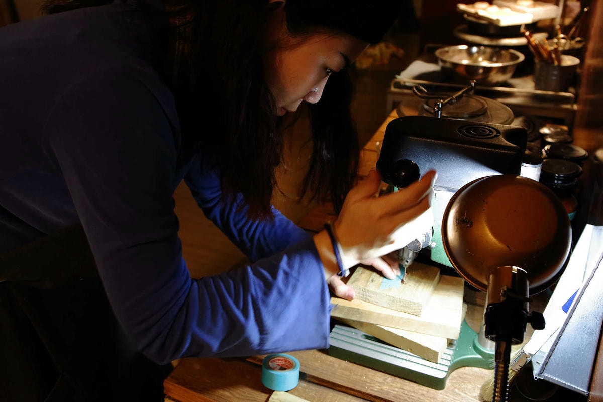 【台北親子手作DIY】以覺學 intzuition 金工實驗室〜當代金工首飾創作 / 手作教學 / 工藝設計選品。獨特的創作體驗,只屬於你的專屬皮件金工