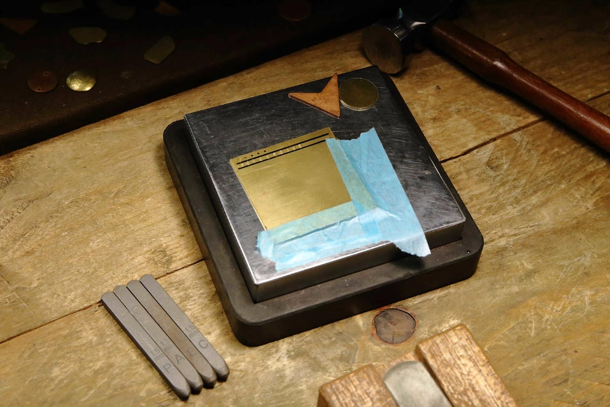 【台北親子手作DIY】以覺學 intzuition 金工實驗室〜當代金工首飾創作 / 手作教學 / 工藝設計選品。獨特的創作體驗,只屬於你的專屬皮件金工