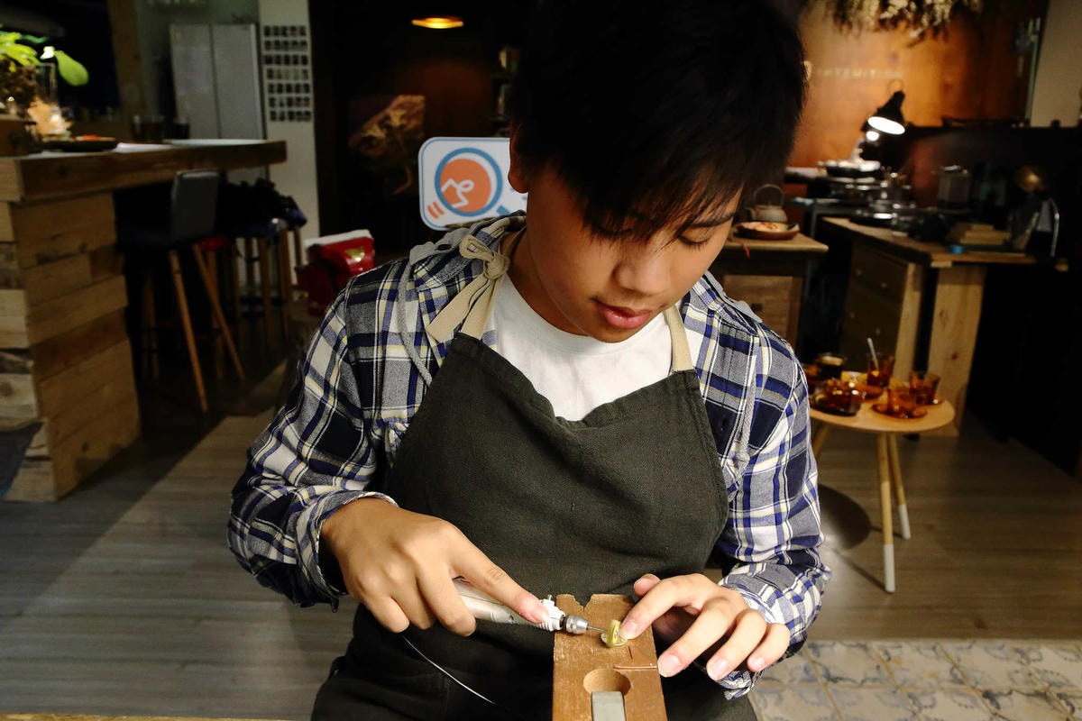 【台北親子手作DIY】以覺學 intzuition 金工實驗室〜當代金工首飾創作 / 手作教學 / 工藝設計選品。獨特的創作體驗,只屬於你的專屬皮件金工