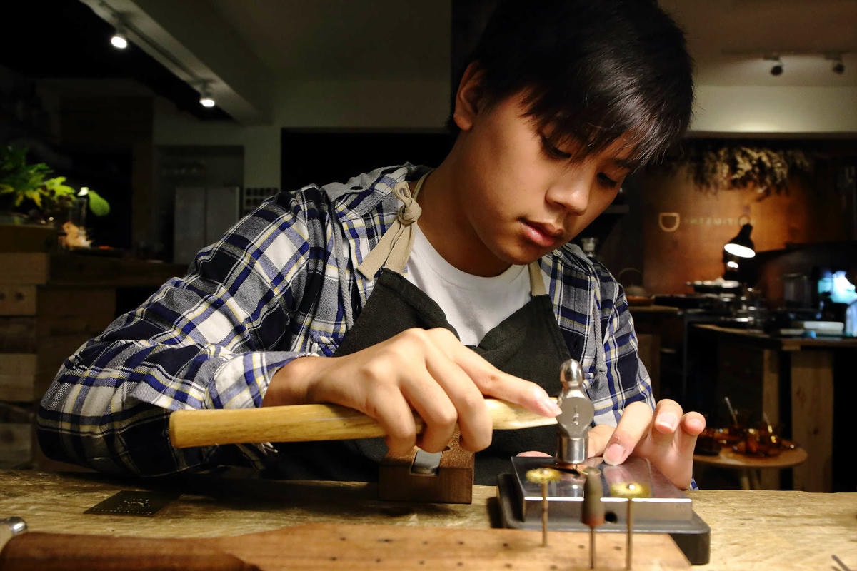 【台北親子手作DIY】以覺學 intzuition 金工實驗室〜當代金工首飾創作 / 手作教學 / 工藝設計選品。獨特的創作體驗,只屬於你的專屬皮件金工