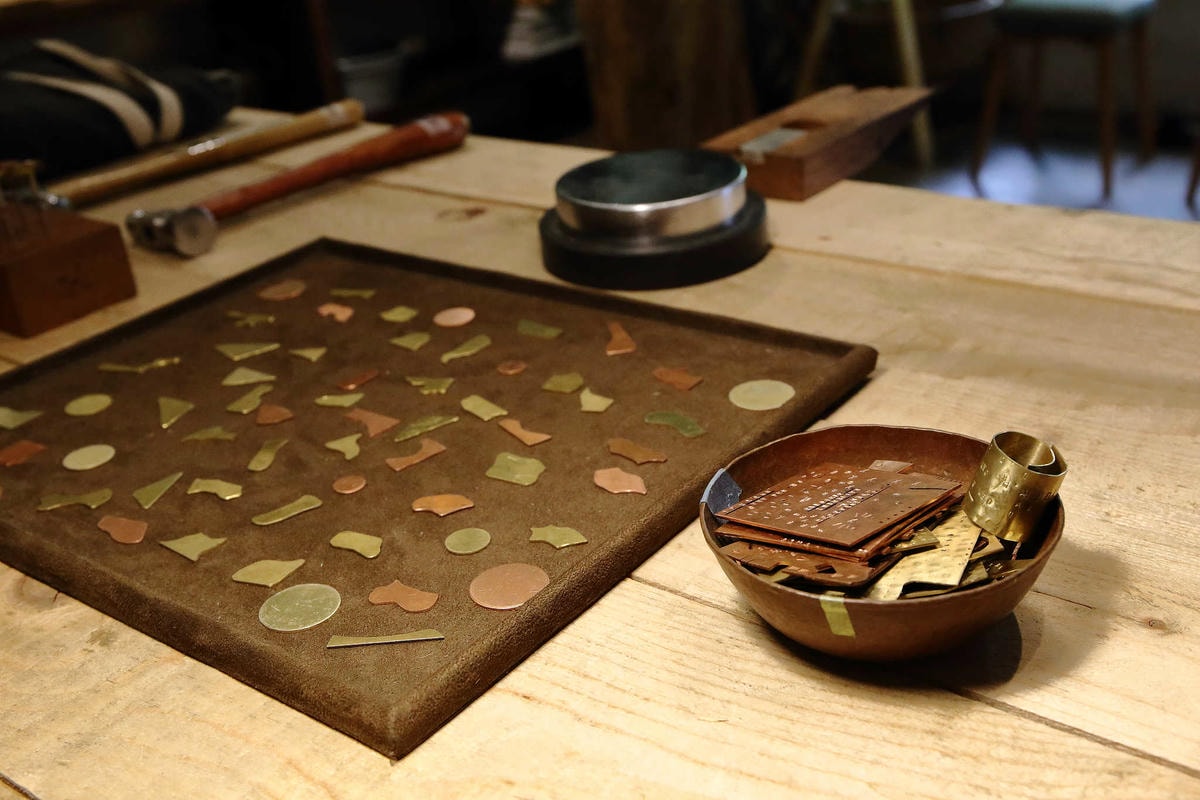 【台北親子手作DIY】以覺學 intzuition 金工實驗室〜當代金工首飾創作 / 手作教學 / 工藝設計選品。獨特的創作體驗,只屬於你的專屬皮件金工